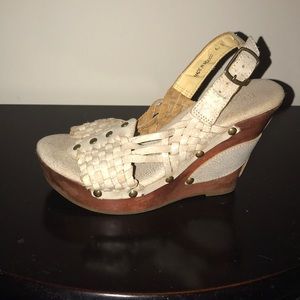 Distressed White Bed Stu Wedges